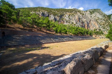 Eski Stadyum, Delphi, UNESCO Dünya Mirası Alanı. Yunanistan 'daki ünlü arkeoloji sitesi. Appollo Tapınağı Tanrısı. Antik amfitiyatro manzarası. Yüksek kaliteli fotoğraf.