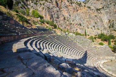 Delphi 'nin antik amfitiyatrosu. Yunanistan 'daki arkeolojik alan. Tanrı Apollo 'nun Yunan dini tapınakları. UNESCO Dünya Mirası. Eski Delphi tiyatrosunun manzarası. Yüksek kalite fotoğraf