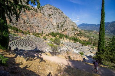 Delphi 'nin antik amfitiyatrosu. Yunanistan 'daki arkeolojik alan. Tanrı Apollo 'nun Yunan dini tapınakları. UNESCO Dünya Mirası. Eski Delphi tiyatrosunun manzarası. Yüksek kalite fotoğraf