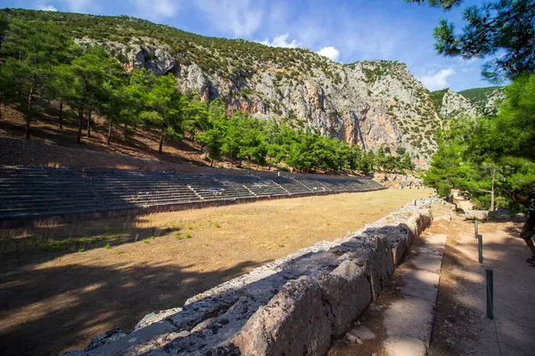 Eski Stadyum, Delphi, UNESCO Dünya Mirası Alanı. Yunanistan 'daki ünlü arkeoloji sitesi. Appollo Tapınağı Tanrısı. Antik amfitiyatro manzarası. Yüksek kaliteli fotoğraf.