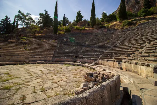 Delphi 'nin antik amfitiyatrosu. Yunanistan 'daki arkeolojik alan. Tanrı Apollo 'nun Yunan dini tapınakları. UNESCO Dünya Mirası. Eski Delphi tiyatrosunun manzarası. Yüksek kalite fotoğraf