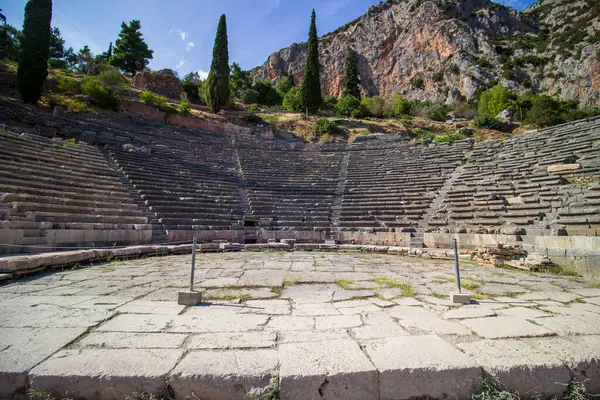 Delphi 'nin antik amfitiyatrosu. Yunanistan 'daki arkeolojik alan. Tanrı Apollo 'nun Yunan dini tapınakları. UNESCO Dünya Mirası. Eski Delphi tiyatrosunun manzarası. Yüksek kalite fotoğraf