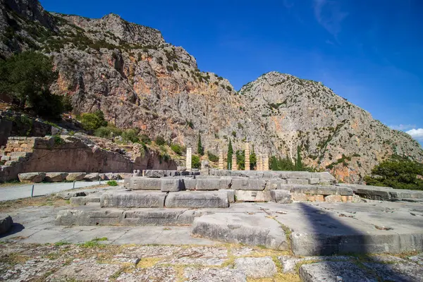 Delphi 'nin antik amfitiyatrosu. Yunanistan 'daki arkeolojik alan. Tanrı Apollo 'nun Yunan dini tapınakları. UNESCO Dünya Mirası. Eski Delphi tiyatrosunun manzarası. Yüksek kalite fotoğraf