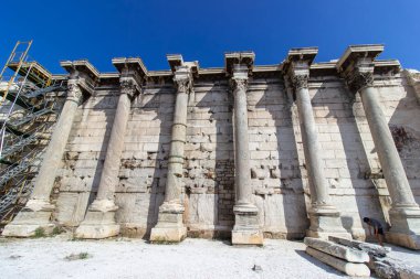 Yunanistan 'ın başkenti Atina' daki Akropolis 'in kuzeyindeki Hadrian Kütüphanesi harabeleri. Antik Roma İmparatoru Hadrian Kütüphanesi. - Evet. Yüksek kalite fotoğraf