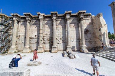 Yunanistan 'ın başkenti Atina' daki Akropolis 'in kuzeyindeki Hadrian Kütüphanesi harabeleri. Antik Roma İmparatoru Hadrian Kütüphanesi. - Evet. Yüksek kalite fotoğraf