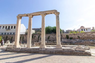 Yunanistan 'ın başkenti Atina' daki Akropolis 'in kuzeyindeki Hadrian Kütüphanesi harabeleri. Antik Roma İmparatoru Hadrian Kütüphanesi. - Evet. Yüksek kalite fotoğraf