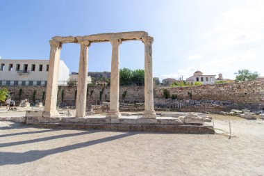 Yunanistan 'ın başkenti Atina' daki Akropolis 'in kuzeyindeki Hadrian Kütüphanesi harabeleri. Antik Roma İmparatoru Hadrian Kütüphanesi. - Evet. Yüksek kalite fotoğraf