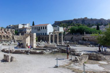 Yunanistan 'ın başkenti Atina' daki Akropolis 'in kuzeyindeki Hadrian Kütüphanesi harabeleri. Antik Roma İmparatoru Hadrian Kütüphanesi. - Evet. Yüksek kalite fotoğraf