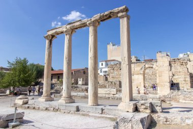 Yunanistan 'ın başkenti Atina' daki Akropolis 'in kuzeyindeki Hadrian Kütüphanesi harabeleri. Antik Roma İmparatoru Hadrian Kütüphanesi. - Evet. Yüksek kalite fotoğraf