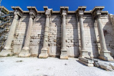 Yunanistan 'ın başkenti Atina' daki Akropolis 'in kuzeyindeki Hadrian Kütüphanesi harabeleri. Antik Roma İmparatoru Hadrian Kütüphanesi. - Evet. Yüksek kalite fotoğraf