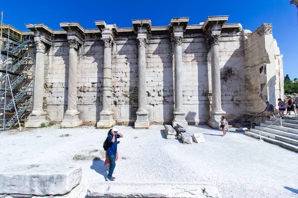 Yunanistan 'ın başkenti Atina' daki Akropolis 'in kuzeyindeki Hadrian Kütüphanesi harabeleri. Antik Roma İmparatoru Hadrian Kütüphanesi. - Evet. Yüksek kalite fotoğraf