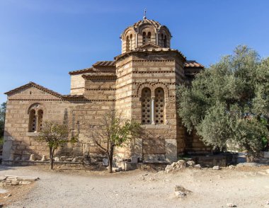 Yunanistan 'ın başkenti Atina' da ağaçlar ve patikalarla çevrili, kubbeli çatısı olan antik Bizans tarzı taş bir kilise. Açık hava mimari fotoğrafçılığı