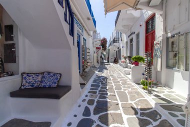 Yunanistan 'ın Mykonos şehrinde merdivenleri, renkli kapıları ve pencereleri olan beyaz tenli bir sokak. Geleneksel Kiklad mimarisi. Yüksek kalite fotoğraf