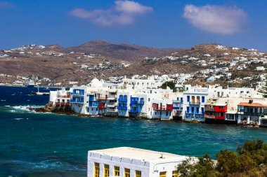 Yunanistan 'ın Mykonos Adası' nda beyaz evleri olan geleneksel Yunan köyü manzarası. Yüksek kalite fotoğraf