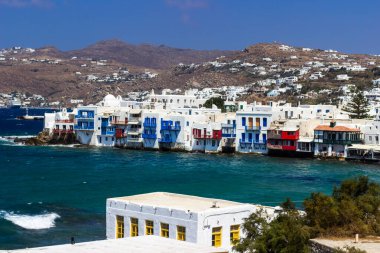 Yunanistan 'ın Mykonos Adası' nda beyaz evleri olan geleneksel Yunan köyü manzarası. Yüksek kalite fotoğraf