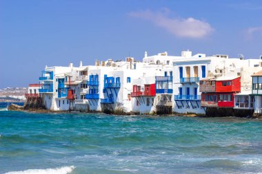 Yunanistan 'ın Mykonos Adası' nda beyaz evleri olan geleneksel Yunan köyü manzarası. Yüksek kalite fotoğraf