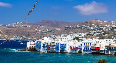 Yunanistan 'ın Mykonos Adası' nda beyaz evleri olan geleneksel Yunan köyü manzarası. Yüksek kalite fotoğraf