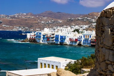 Yunanistan 'ın Mykonos Adası' nda beyaz evleri olan geleneksel Yunan köyü manzarası. Yüksek kalite fotoğraf