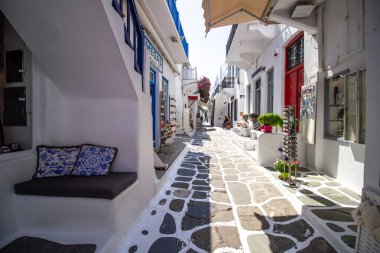 Yunanistan 'ın Mykonos şehrinde merdivenleri, renkli kapıları ve pencereleri olan beyaz tenli bir sokak. Geleneksel Kiklad mimarisi. Yüksek kalite fotoğraf