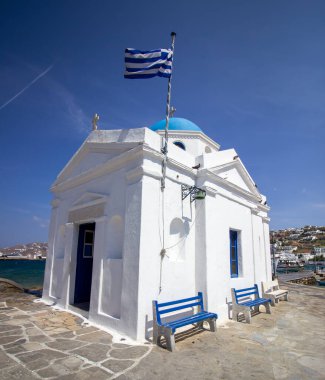 Limanda, Yunanistan bayrağı, Mykonos, Cyclades, Yunanistan 'da beyazlatılmış bir kilise var. Yüksek kalite fotoğraf