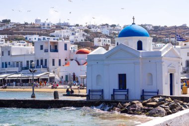 Limanda, Yunanistan bayrağı, Mykonos, Cyclades, Yunanistan 'da beyazlatılmış bir kilise var. Yüksek kalite fotoğraf