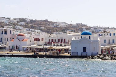 Limanda, Yunanistan bayrağı, Mykonos, Cyclades, Yunanistan 'da beyazlatılmış bir kilise var. Yüksek kalite fotoğraf