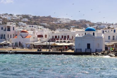 Limanda, Yunanistan bayrağı, Mykonos, Cyclades, Yunanistan 'da beyazlatılmış bir kilise var. Yüksek kalite fotoğraf