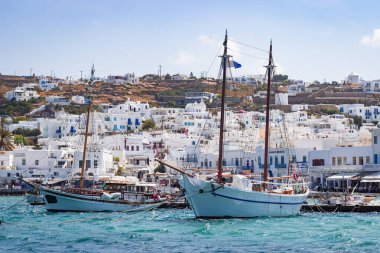 Yunanistan 'ın Mykonos adasındaki Naoussa limanında yelkenli tekneleri. Yüksek kalite fotoğraf