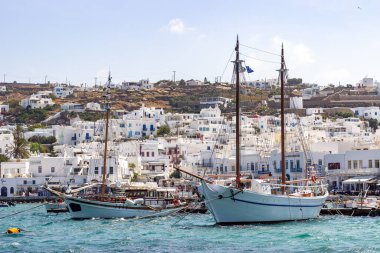 Yunanistan 'ın Mykonos adasındaki Naoussa limanında yelkenli tekneleri. Yüksek kalite fotoğraf