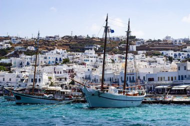 Yunanistan 'ın Mykonos adasındaki Naoussa limanında yelkenli tekneleri. Yüksek kalite fotoğraf