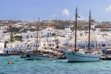 Yunanistan 'ın Mykonos adasındaki Naoussa limanında yelkenli tekneleri. Yüksek kalite fotoğraf