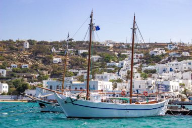 Yunanistan 'ın Mykonos adasındaki Naoussa limanında yelkenli tekneleri. Yüksek kalite fotoğraf