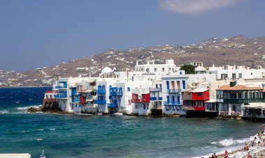 Yunanistan 'ın Mykonos Adası' nda beyaz evleri olan geleneksel Yunan köyü manzarası. Yüksek kalite fotoğraf