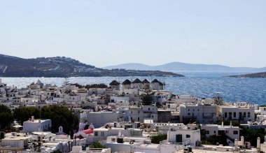 Mykonos şehrinin açık mavi gökyüzünün altında Ege Denizi 'ne bakan beyaz yıkanmış binaları. Cycladic Mimarinin Yüksek Görüntü Fotoğrafçılığı. - Evet. Yüksek kalite fotoğraf