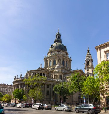 Macaristan, Budapeşte 'de ağaçlar ve işlek caddelerle çevrili Aziz Stephens Bazilikası. Tarihi mimari ve şehir manzarası