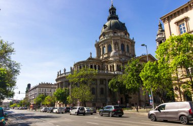 Macaristan, Budapeşte 'de ağaçlar ve işlek caddelerle çevrili Aziz Stephens Bazilikası. Tarihi mimari ve şehir manzarası