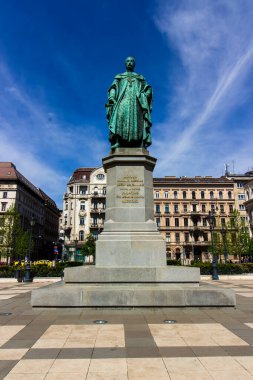 Arşidük Joseph 'in tarihi bronz heykeli halka açık bir meydanda, arka planda Budapeşte, Macaristan' da yer alan klasik mimari. Anıt ve şehir manzarası. 