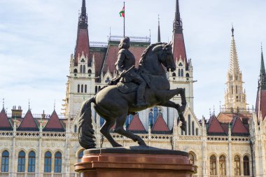 Budapeşte 'deki Macar Parlamentosu binasının önündeki binicilik heykeli 14 Nisan 2024' te fotoğraflandı. Tarihi eser ve mimari arkaplan. 