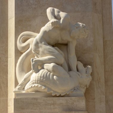 Macaristan 'ın Budapeşte şehrinde ejderhayla savaşan beyaz mermer heykel. Fotoğraf 14 Nisan 2024 'te çekildi. Mitolojik heykel ayrıntıları. 