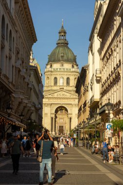 St. Stephens Bazilika Kubbesi ve girişi Budapeşte, Macaristan 'da dar bir sokaktan, açık mavi gökyüzünün altında, 14 Nisan 2024' te çekildi.. 