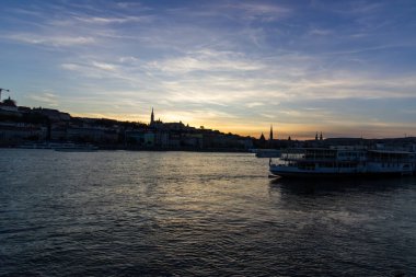 Budapeşte 'de Tuna Nehri' nde gün batımında Buda tarafında insan, tekne ve tarihi binaların siluetleri 14 Nisan 2024 'te fotoğraflandı.. 