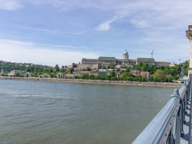 Budapeşte, Macaristan 'daki Chain Köprüsü' nden 4 Nisan 2024 'te Buda Kalesi ve nehir kenarına uzak bir görüş..