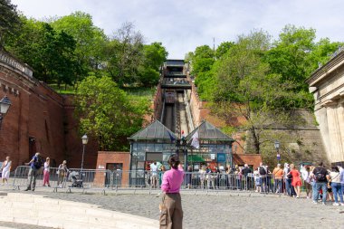 Budapeşte Kalesi Funicular demiryolu antika vagonları ve yeşil ağaçlarla çevrili yaya köprüleri, Macaristan, 4 Nisan 2024. 
