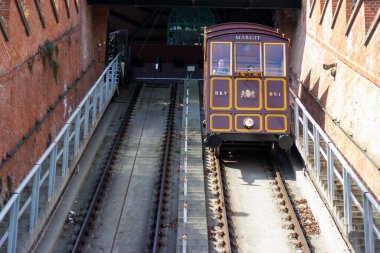 Macaristan 'ın Budapeşte kentindeki Budapeşte Castle Hill' de raylı Margit füniküler kulübesinin ön görüntüsü, 4 Nisan 2024. 