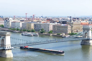 Macaristan 'ın Budapeşte kenti manzarasında Tuna Nehri üzerindeki Macar Parlamentosu binası ve zincir köprüsü. 
