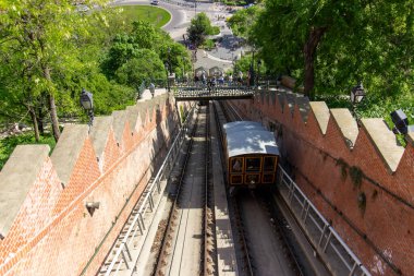 Macaristan 'ın Budapeşte kentindeki Budapeşte Castle Hill' de raylı Margit füniküler kulübesinin ön görüntüsü, 4 Nisan 2024. 