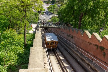 Macaristan 'ın Budapeşte kentindeki Budapeşte Castle Hill' de raylı Margit füniküler kulübesinin ön görüntüsü, 4 Nisan 2024. 