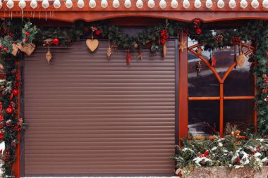 Yeni yıl ve Noel temalı özgeçmişleri. Metin yerleştirme için Noel mağazasının kapalı perdeleri. Yüksek kalite fotoğraf