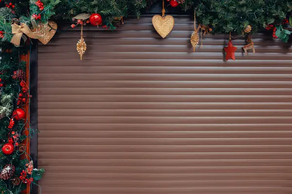 新年とクリスマスをテーマにした背景 テキストの配置のためのクリスマスの店の閉鎖したローラー シャッター 高品質の写真 ストック画像