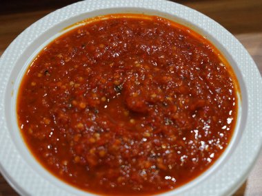 Kırmızı sosa yakın plan sarımsak ve baharatlı.